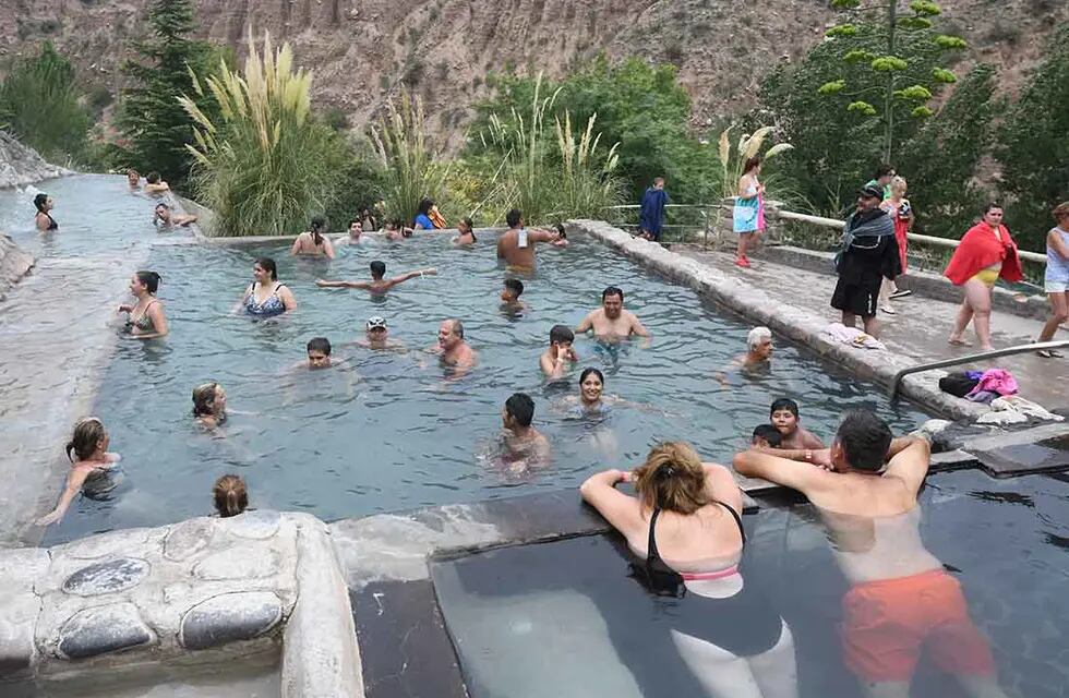 Turistas disfrutan de una tarde de  mucho calor en las piletas de aguas termales en Cacheuta.Foto: José Gutierrez / Los Andes