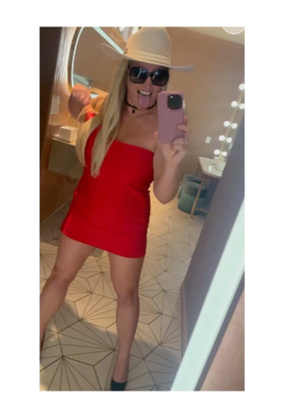 El sensual vestido rojo con el que sorprendió Britney Spears