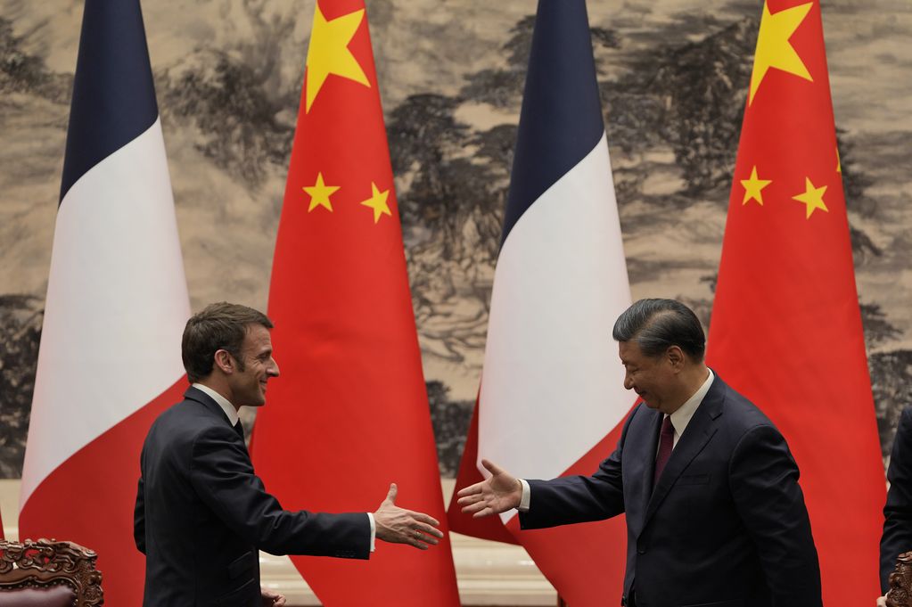 El presidente francés, Emmanuel Macron, estrecha la mano del presidente chino Xi Jinping en Beijing. Foto: AP  / Ng Han Guan.
