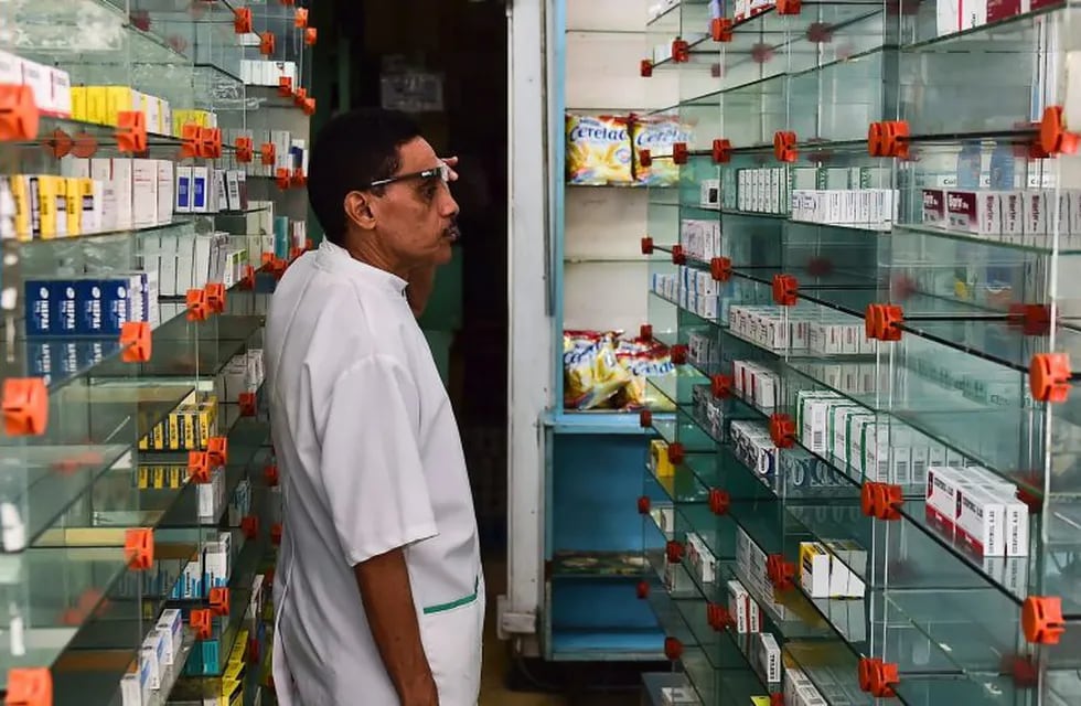 A worker of an empty pharmacy is pictured in Caracas on May 30, 2016.\r\n The shortage of medicines in Venezuela exceeds 85%, revealed the president of the harmaceutical federation of Venezuela, Freddy Ceballos. / AFP PHOTO / RONALDO SCHEMIDT venezuela caracas  venezuela escasez de remedios en las farmacias crisis economica falta de medicamentos remedios farmacias