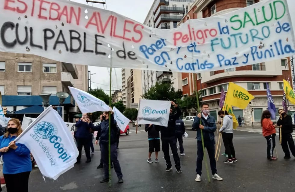 Trabajadores de la Cooperativa Integral frente a la Legislatura en la ciudad de Córdoba, este lunes por la mañana.