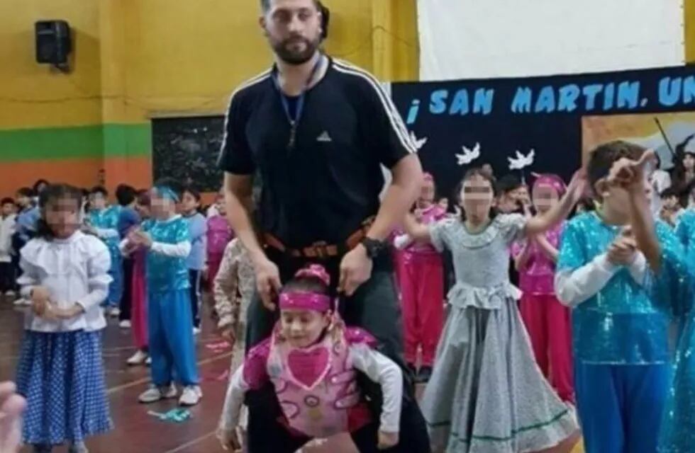 Profe ayuda a bailar a alumna con discapacidad