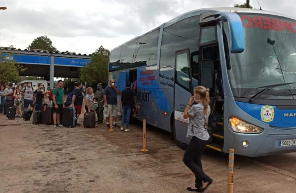 Bomberos iguazuences trasladan a los argentinos que llegan por la terminal o el aeropuerto