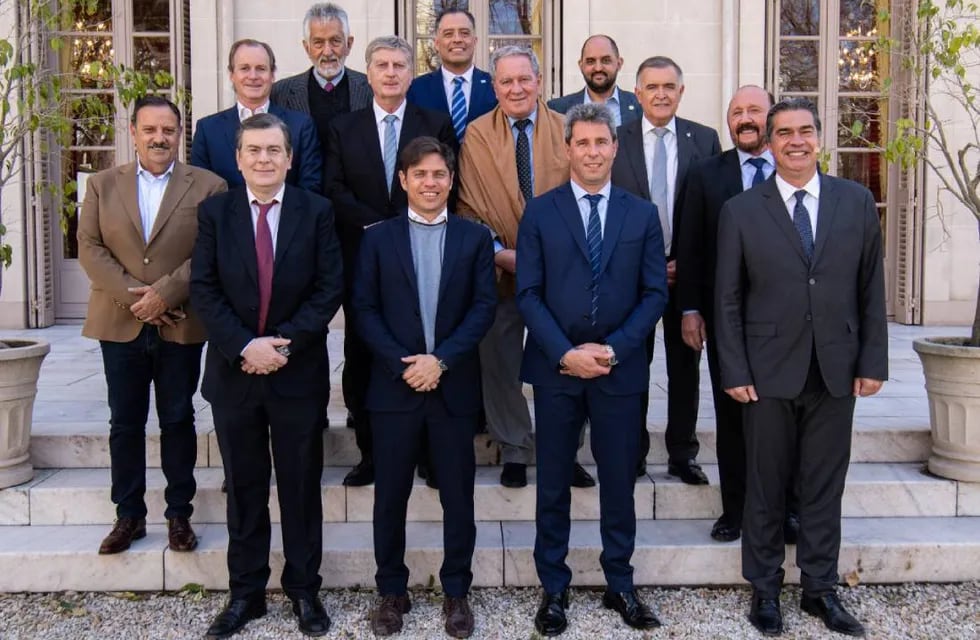 Diez gobernadores y tres vices se reunieron en la capital bonaerense. Foto: Corresponsalía.