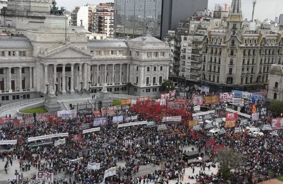 Miles de militantes de izquierda se concentraron este jueves frente al Congreso para rechazar la refinanciación de la deuda.