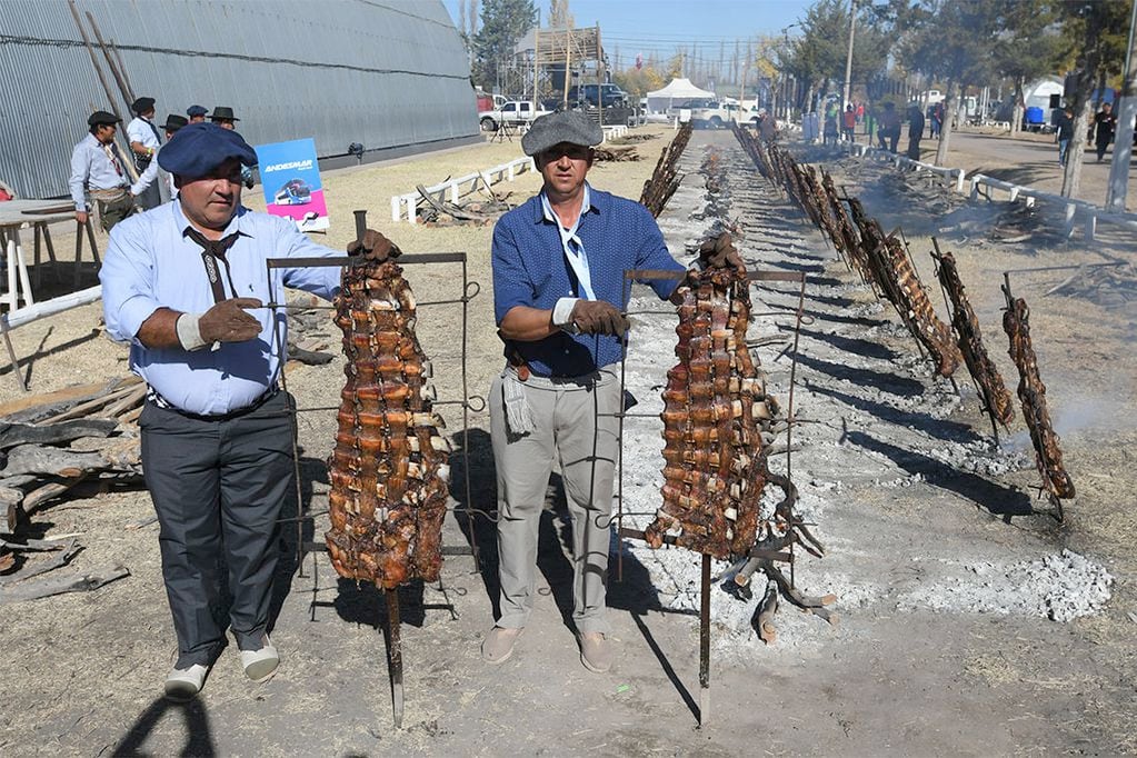 Ramón Carabajal y su hijo Maximiliano integran el equipo de asadores de la Fiesta de la Ganadería. 

Foto: Ignacio Blanco / Los Andes