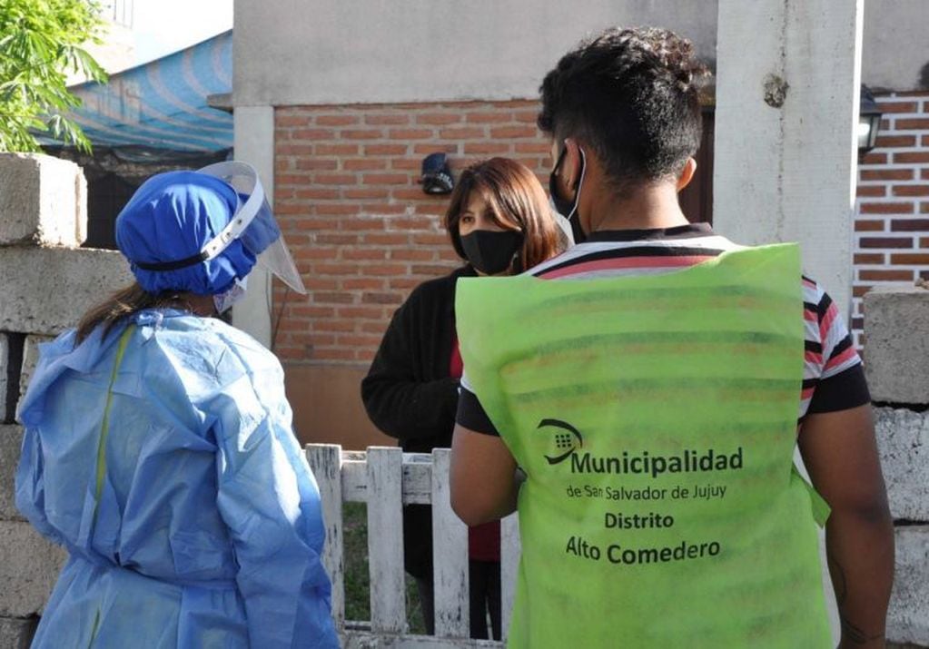 El operativo de rastrillaje en busca de casos de coronavirus va puerta por puerta en Alto Comedero.