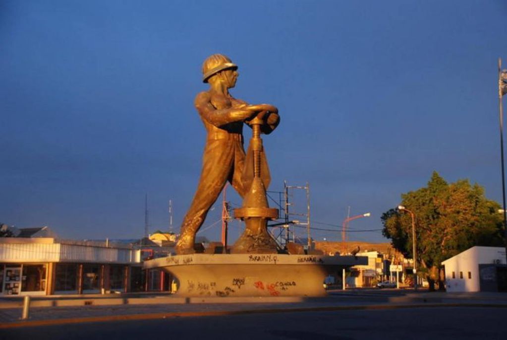 El Gorosito, monumento al obrero petrolero hace unos años atrás.