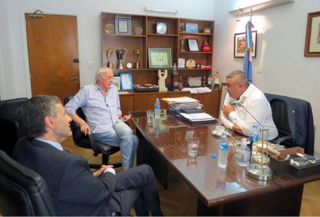 Claudio Tapia hablando con Cesar Luis Menotti. (AFA).