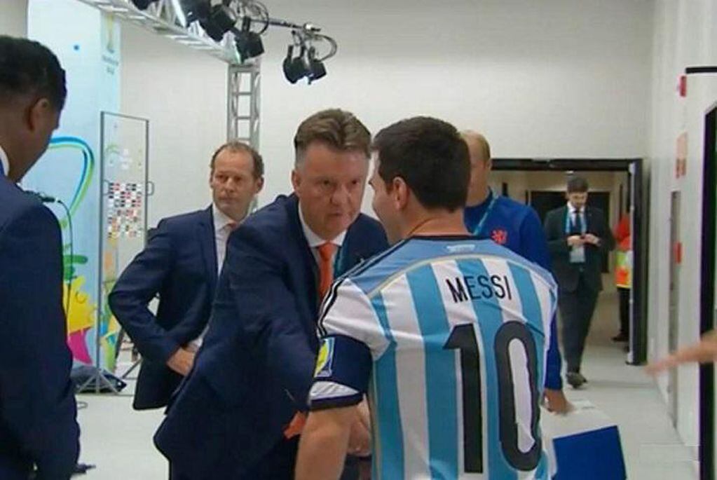 Van Gaal piensa en cómo frenar a Lionel Messi. 