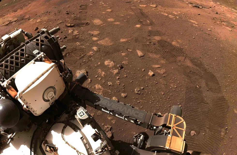 Dos meses antes, Perseverance realizó su primer viaje desde que aterrizó en el cráter Jezero. El rover de una tonelada lleva una carga útil avanzada de instrumentos para recopilar información sobre la geología, la atmósfera y las condiciones ambientales de Marte. (NASA/JPL-Caltech)