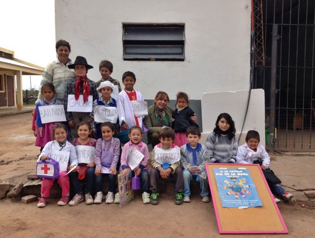 Nomei Medina con sus chicos en la Escuela de Educación Primaria N° 829 "Sixto Sena", ubicada en el Lote 11 Pampa Sena, a 30 kilómetros de la localidad de Tres Isletas.