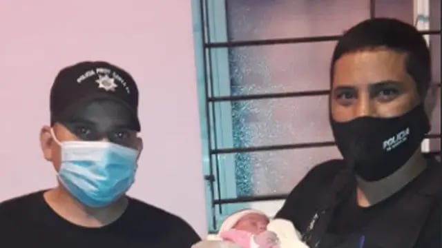 Un bebé rosarino nació en un patrullero policial