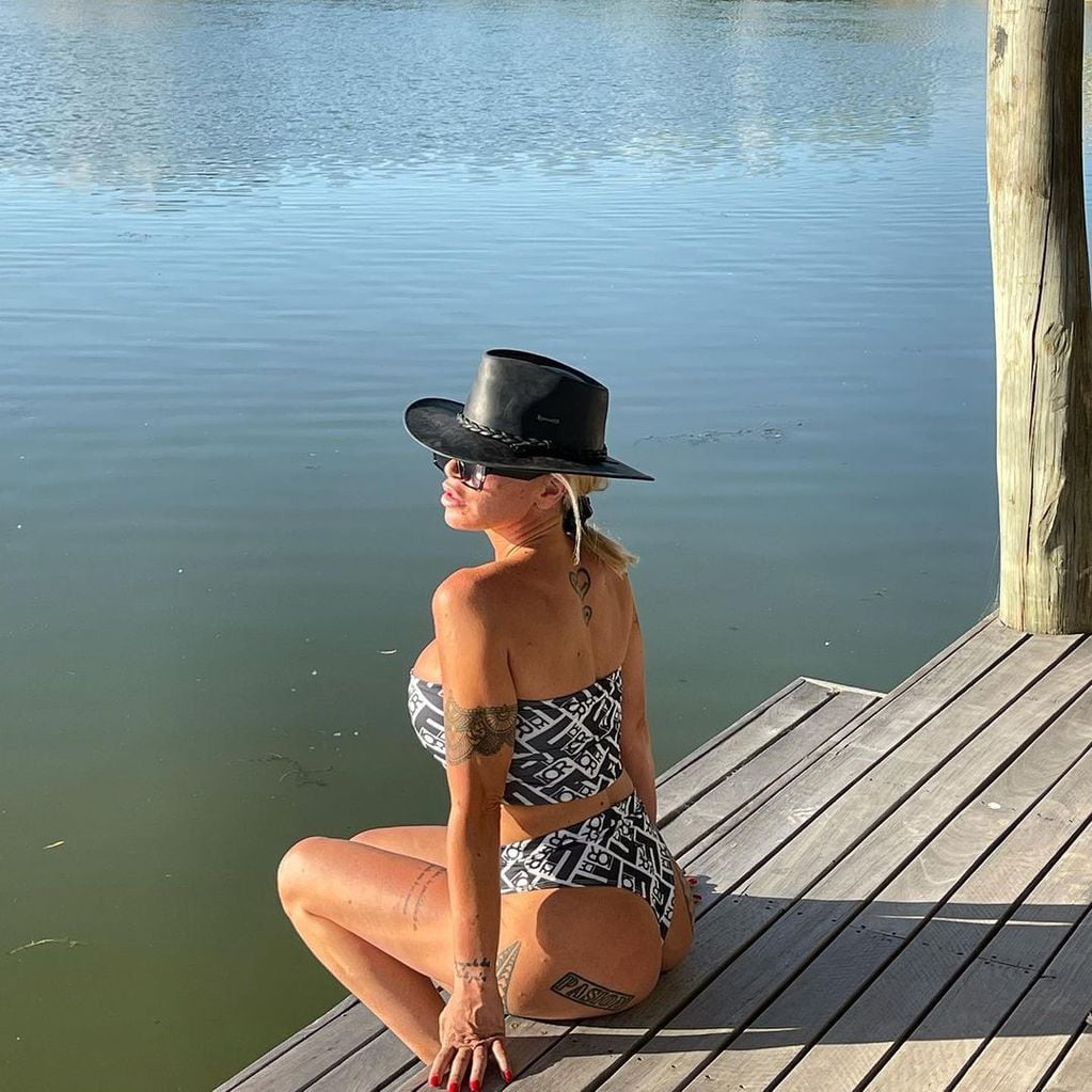 Flor Peña parece ser una fan del verano ya que disfruta del sol y de las bikinis.