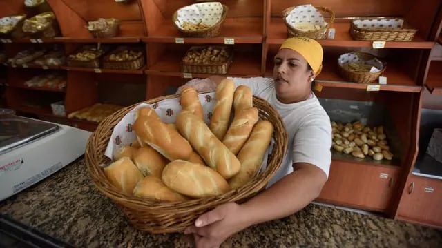Inflados. Los precios de pan, facturas y criollos verán hoy el primer aumento del año. Los costos de insumos se dispararon. (Pedro Castillo)