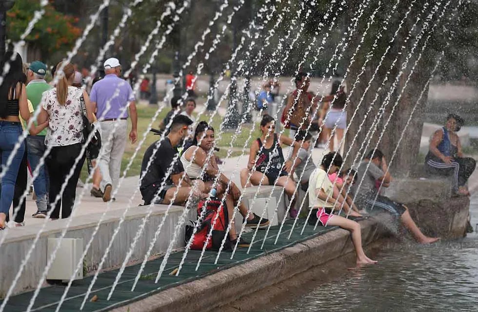 Ola de calor en la provincia de Mendoza con temperaturas muy altas.
La gente se refresca a la orilla del lago del parque General San Martin.
Foto: José Gutierrez