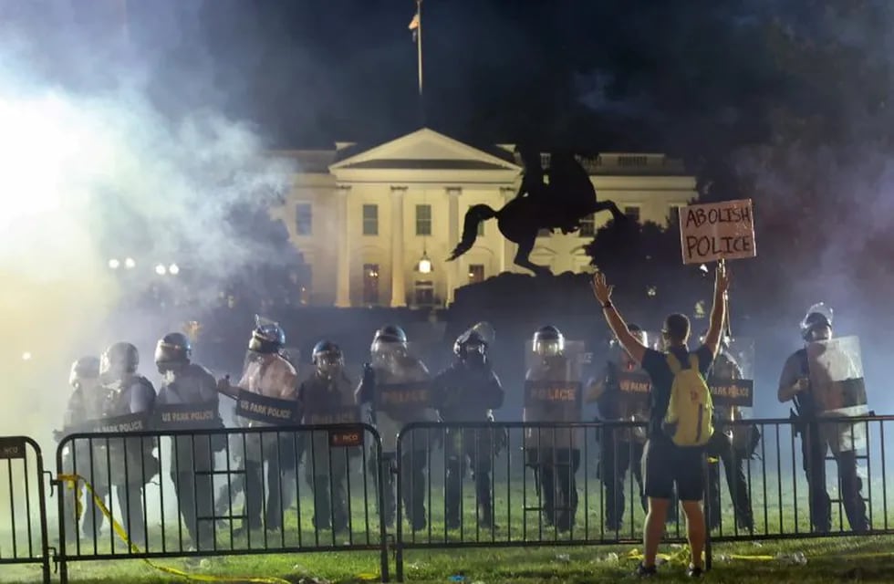 Police in riot gear keep protesters at bay in Lafayette Park near the White House in Washington, U.S. May 31, 2020.  Picture taken May 31, 2020. REUTERS/Jonathan Ernst