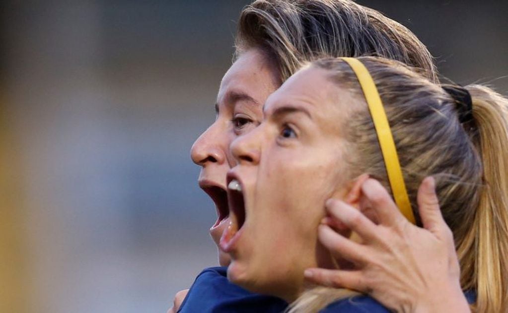 Un grito único. Yamila Rodriguez celebra su gol histórico con Camila Ares quien le dio el pase clave en La Bombonera. (AP Photo/Natacha Pisarenko)