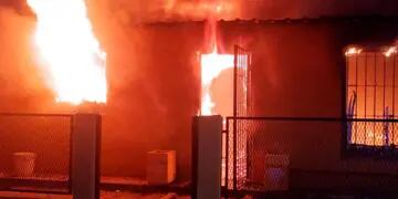 El incendio destruyó la vivienda de manera total en barrio San José Sudeste, en el camino a Villa Posse. (Gentileza El Doce TV)a Villa Pos