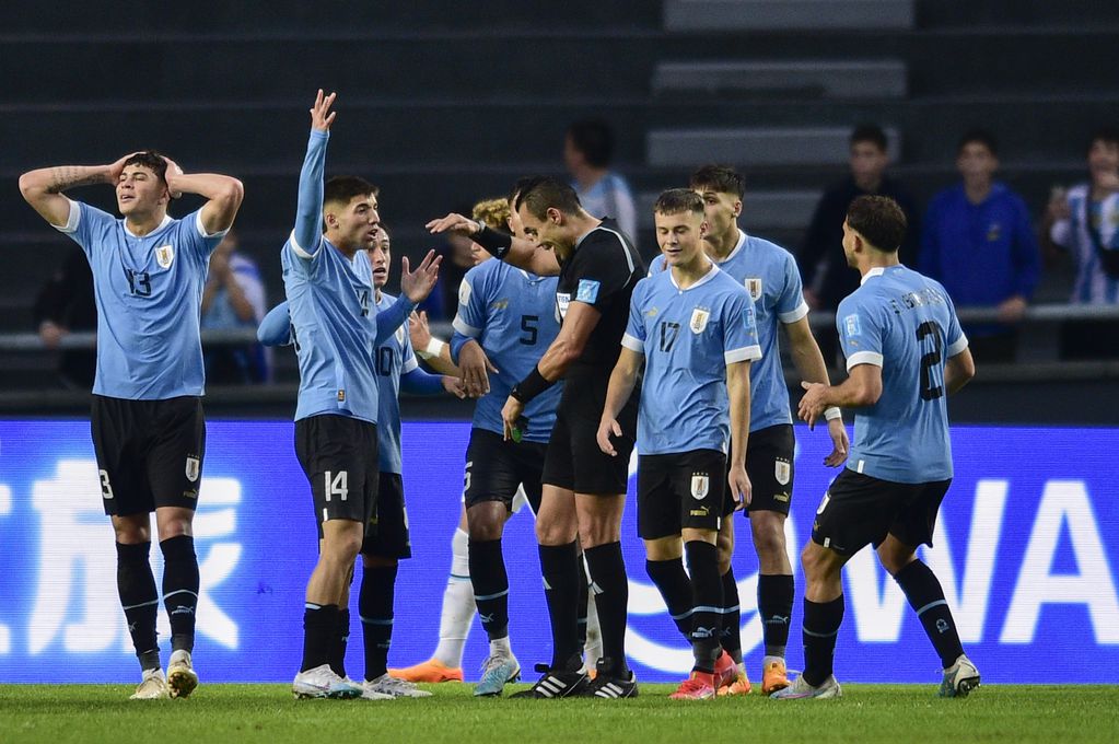 Uruguay tropezó ante Inglaterra, donde se enfrentaron en un partidazo. Foto: AP / Gustavo Garello.