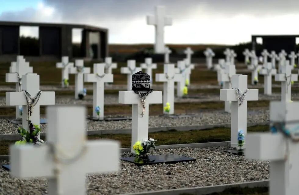 A hat and rosaries are seen placed over the cross at the tombstone of Argentine soldier Hector Ruben Oviedo, who died during the Falklands war, at Darwin cemetery in the Falkland Islands, May 16, 2018. Picture taken May 16, 2018. REUTERS/Marcos Brindicci islas malvinas  islas malvinas cementerio argentino de darwin