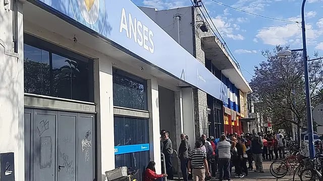 Larga fila fuera de las oficinas del ANSeS Rafaela