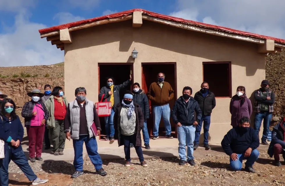 Autoridades y miembros de la comunidad recibieron las llaves del bloque sanitario construido en las Serranías del Hornocal.