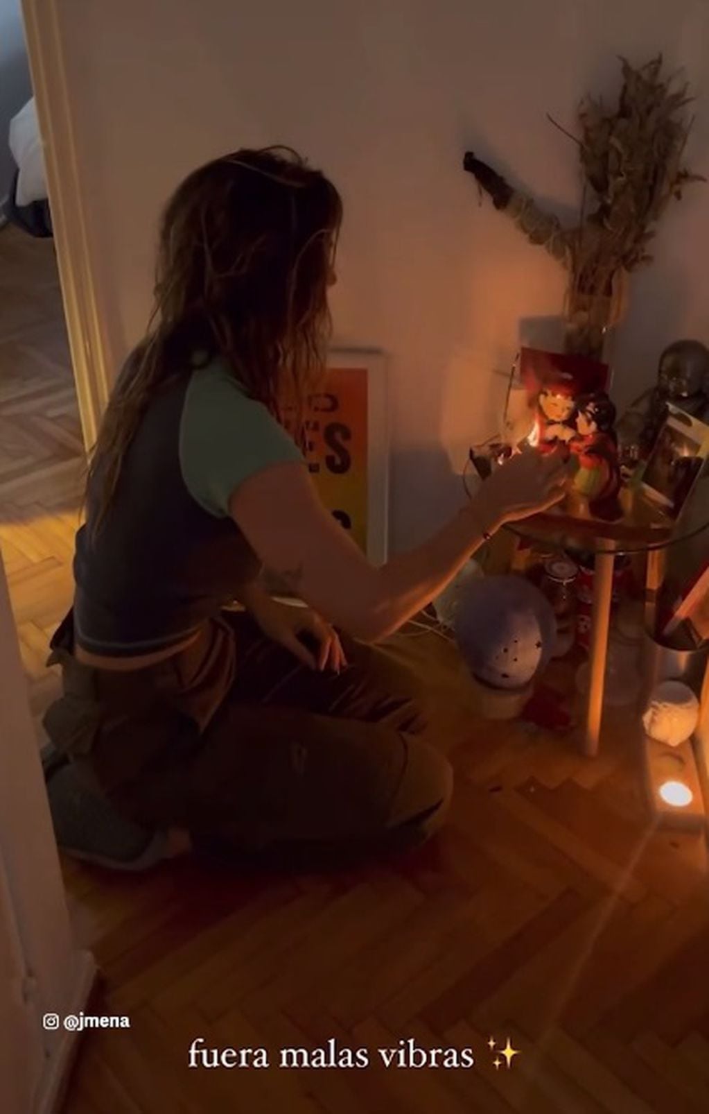 La actriz inició un ritual para que sacar las malas energías de su casa y lo compartió en redes sociales / Foto: Instagram