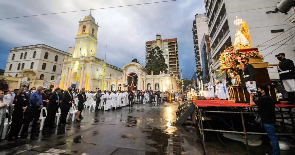 Sumamente emotiva fue la celebración religiosa oficiada para recordar los cien años de la Coronación Pontificia de la imagen de la Virgen del Rosario de Río Blanco y Paypaya.