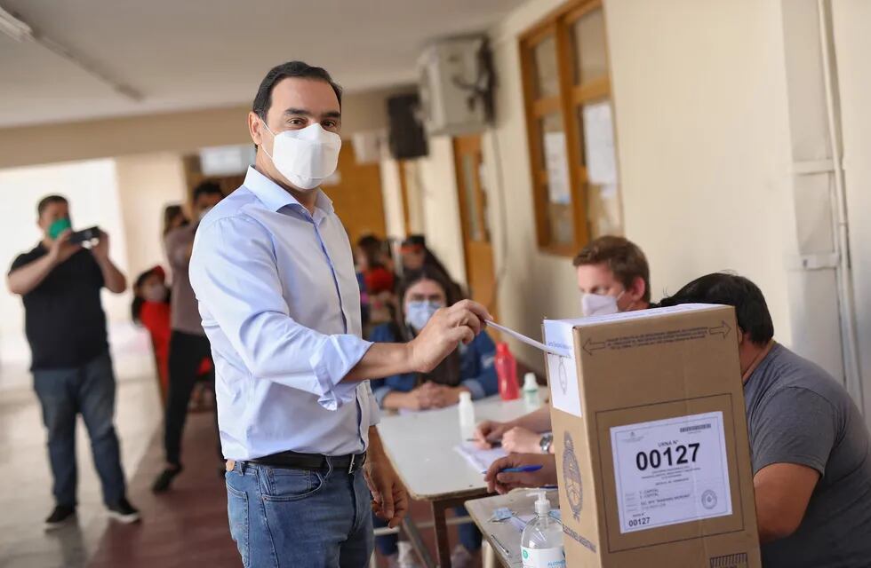 El gobernador de Corrientes votó a las 10.30 en la escuela Mariano Moreno de la capital provincial.