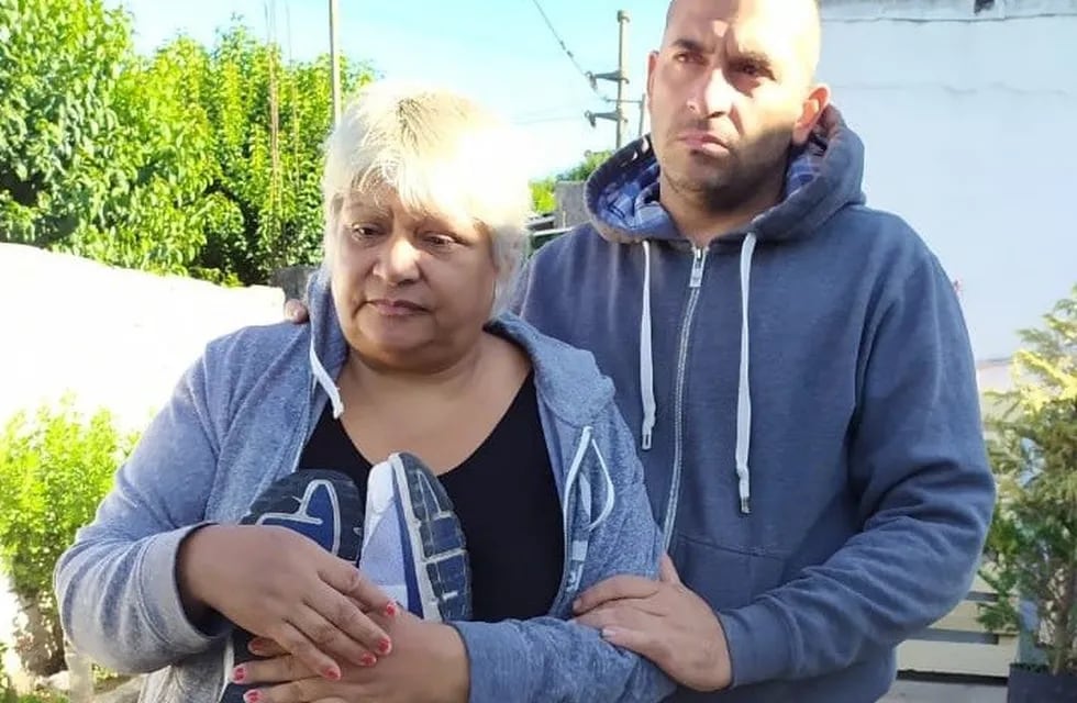 Mónica Cabrera, la madre de Martín Sebastián Berton, aferrada a las zapatillas de su hijo asesinado en Villa Gobernador Gálvez. (@somosnotrosario)