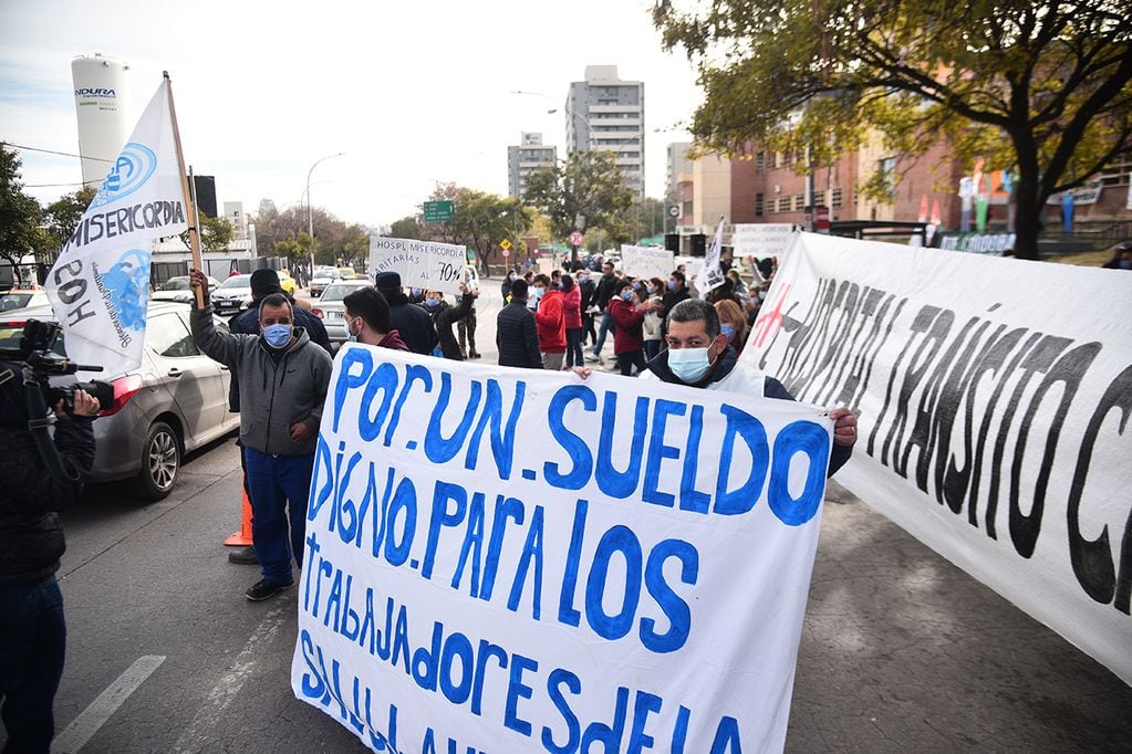 Trabajadores de la salud de hospitales provinciales se movilizan por los salarios 	en la zona del Polo Sanitario. (Pedro Castillo / La Voz)