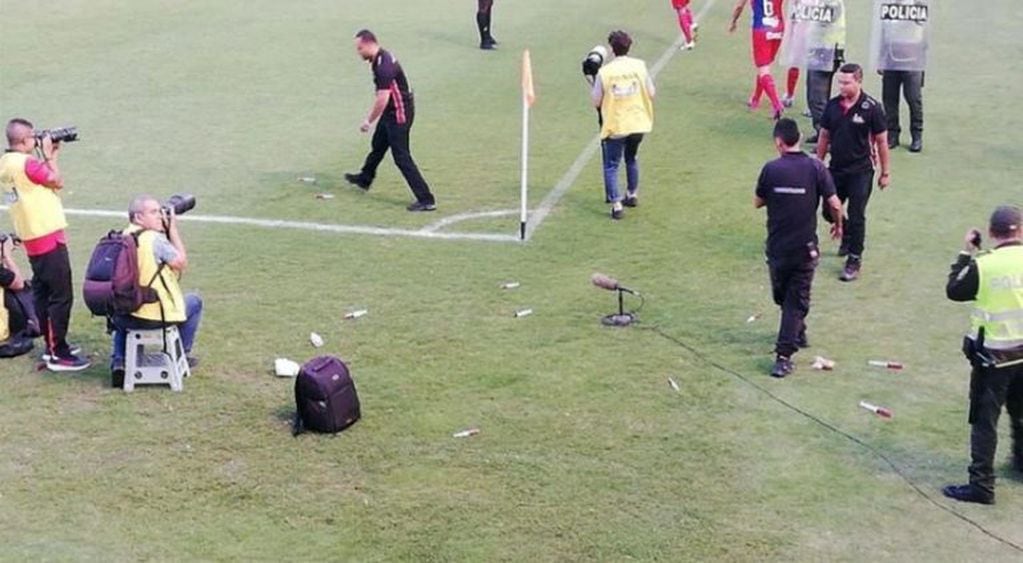 Hinchas de Independiente Medellín arrojaron jeringas con sangre a la cancha