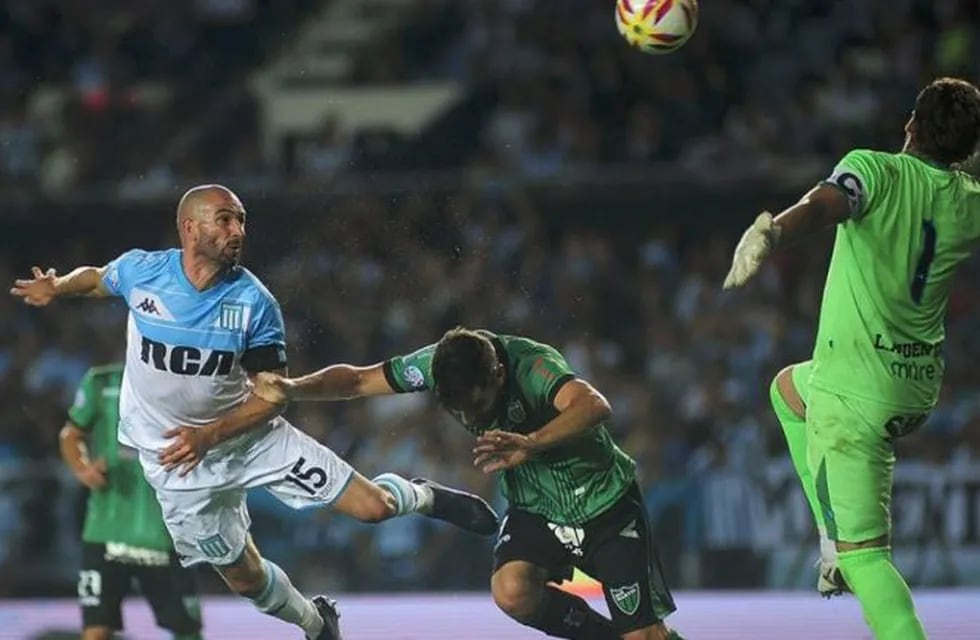 Racing superó 1-0 a San Martín y sigue firme en la cima de la Superliga.