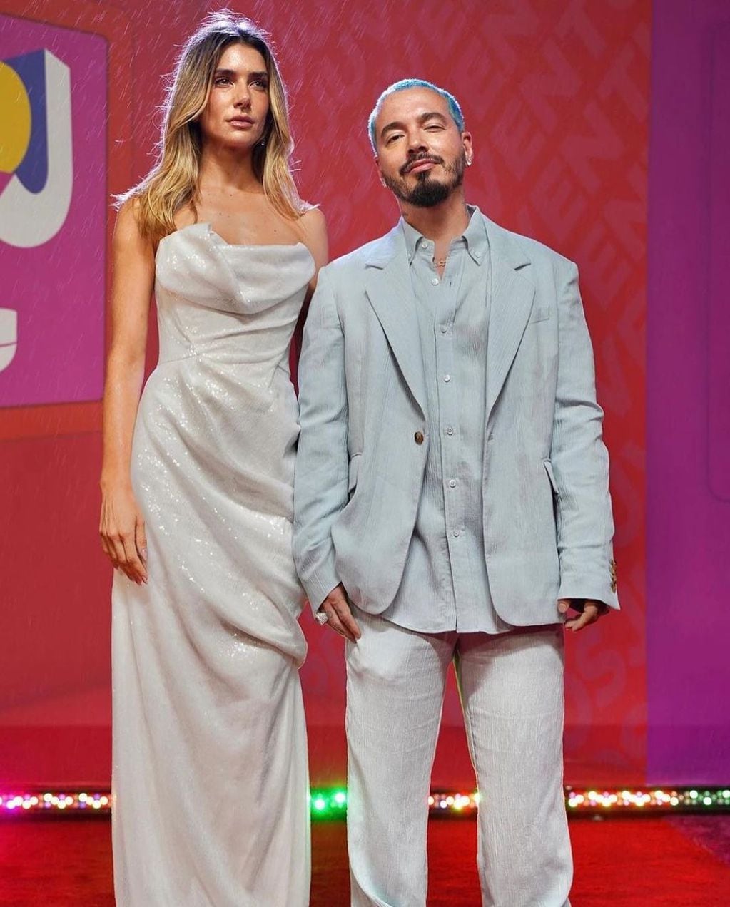 J Balvin junto a Valentina Ferrer en los Premios Juventud 2022.