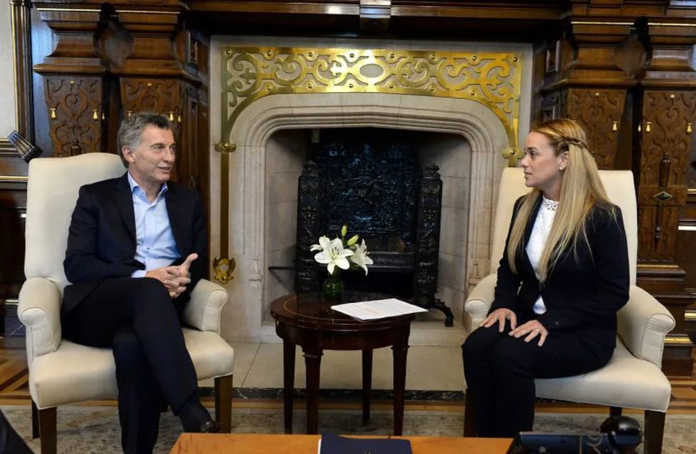 Argentine President Mauricio Macri met with Lilian Tintori, the wife of jailed Venezuelan opposition leader Leopoldo Lopez, in the Casa Rosada presidential palace in Buenos Aires, on March 30, 2017.  / AFP PHOTO / Eitan ABRAMOVICH
