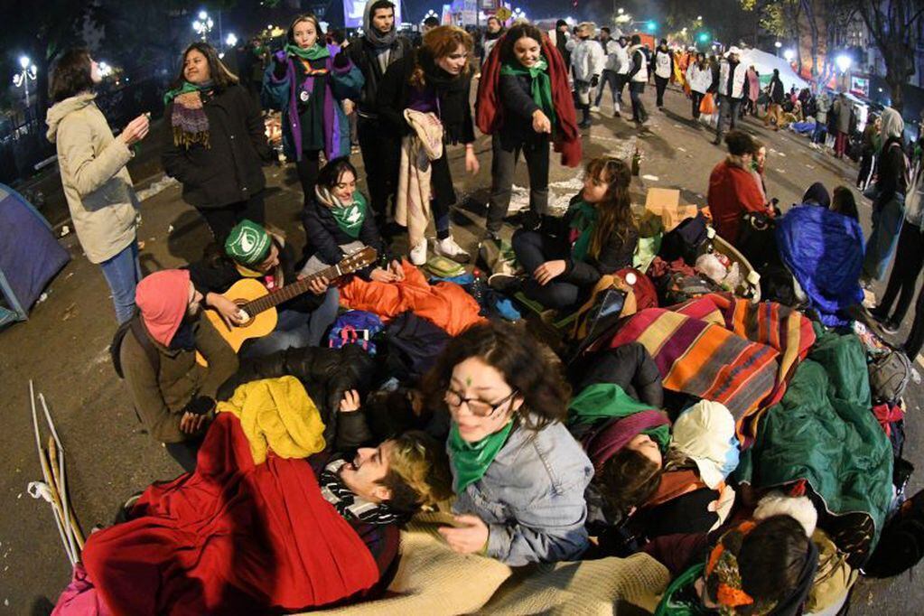 Los manifestantes a favor y en contra del aborto pasaron la noche en la Plaza del Congreso.