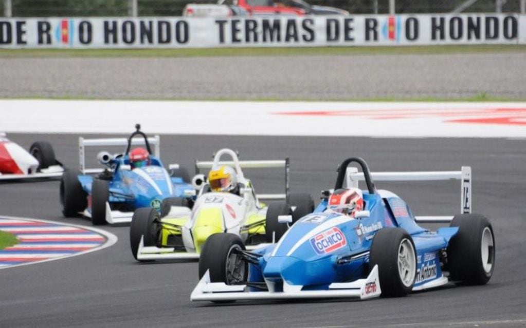 La Fórmula Renault Plus (chasis Crespi, motores Renault 1600 c.c.) visita por segunda vez en lo que va del año el Autódromo Internacional de Termas de Río Hondo. Otra gran experiencia para los chicos que compiten en la división cordobesa.