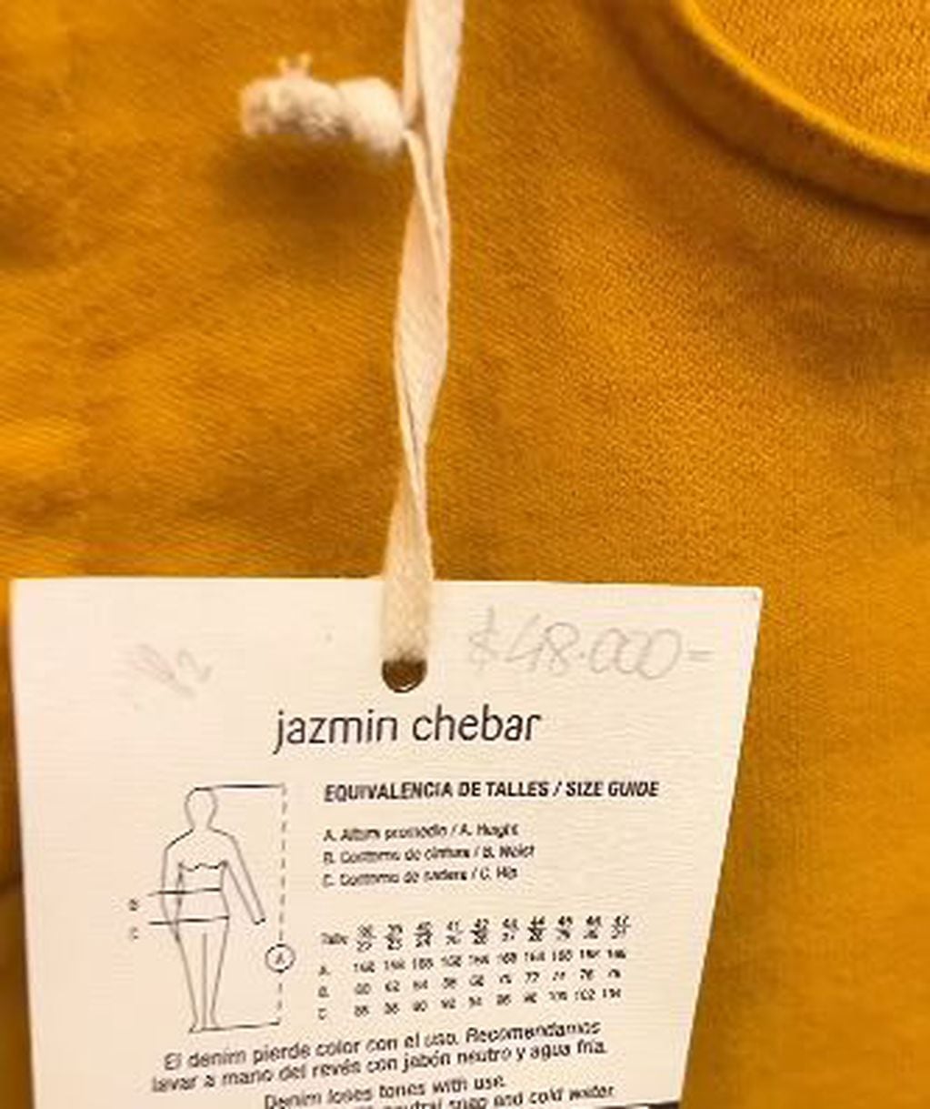 Los jeans de Jazmín Chebar que venden en el outlet por $48.000.