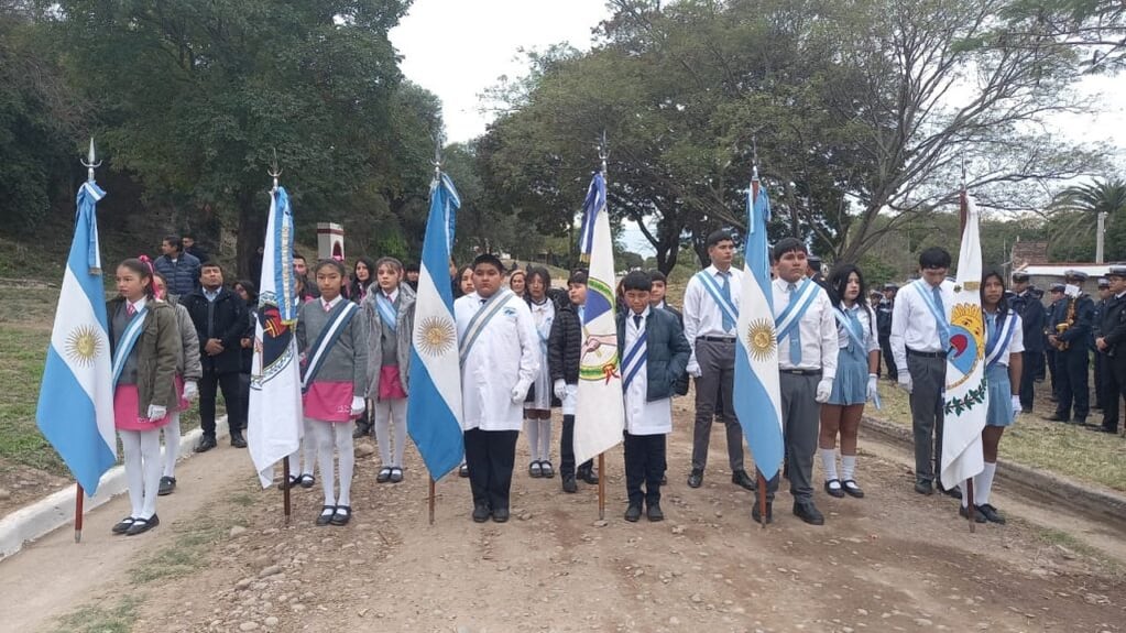 Abanderados y escoltas de establecimientos educativos sampedreños dieron marco patriótico a las ceremonias por el 9 de Julio.