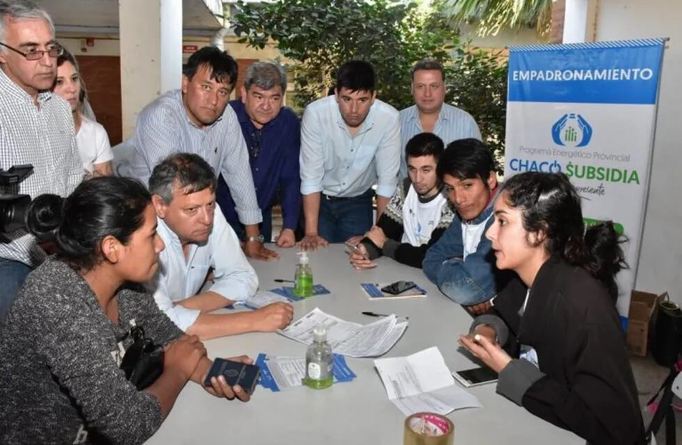 El gobernador participó de las entrevistas de los beneficiados por el plan de subsidios. (Prensa Gobierno del Chaco)