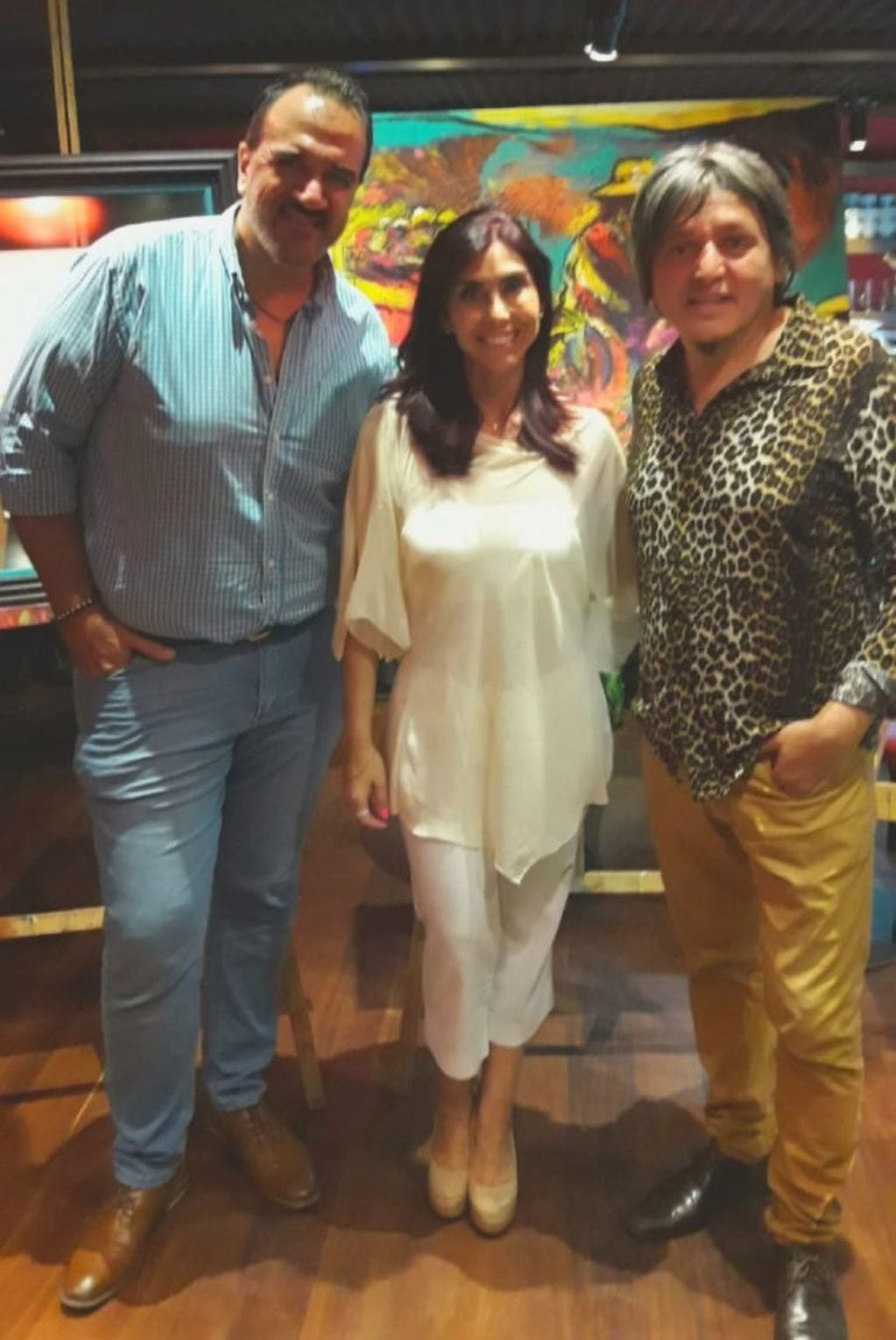 El artista Ariel Cortéz (d), junto a los locutores Gustavo Martínez y Mariana Lazarte, en la velada del pasado martes.