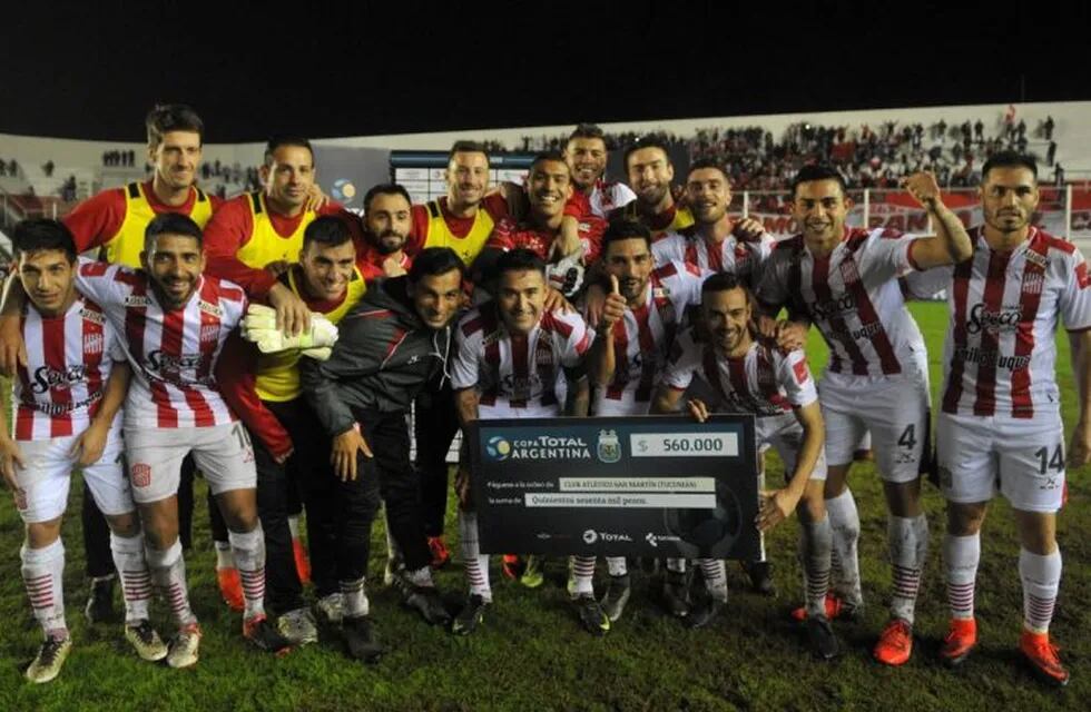 Los jugadores de San Martín posan con el cheque que ganaron tras avanzar en la Copa.