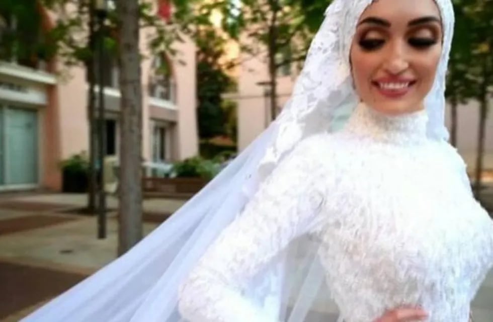 El momento en que la explosión de Beirut interrumpe la sesión de fotos de una novia