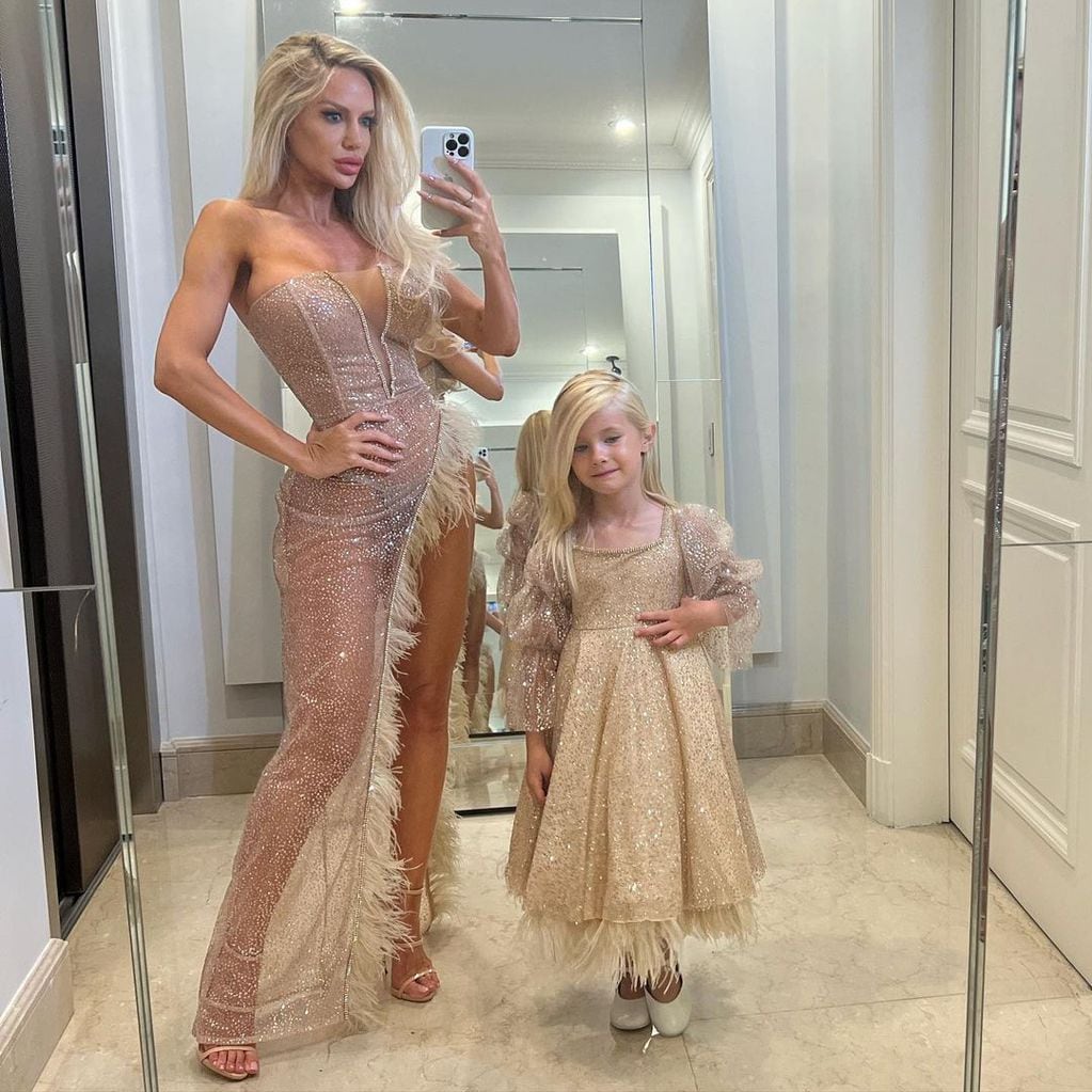 Luciana vía Instagram con su hija Matilda, vestidas en composé para la gala de personajes del año.