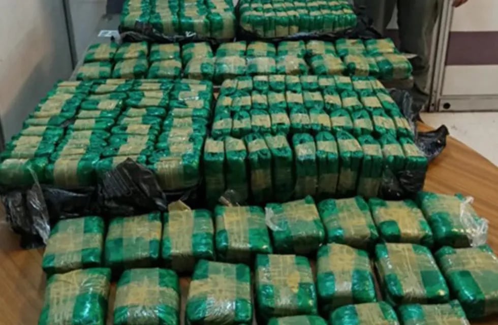 Los 200 bultos con hojas de coca que fueron secuestrados por Gendarmería Nacional en dos encomiendas en la Terminal de Omnibus. Gentileza Gendarmería