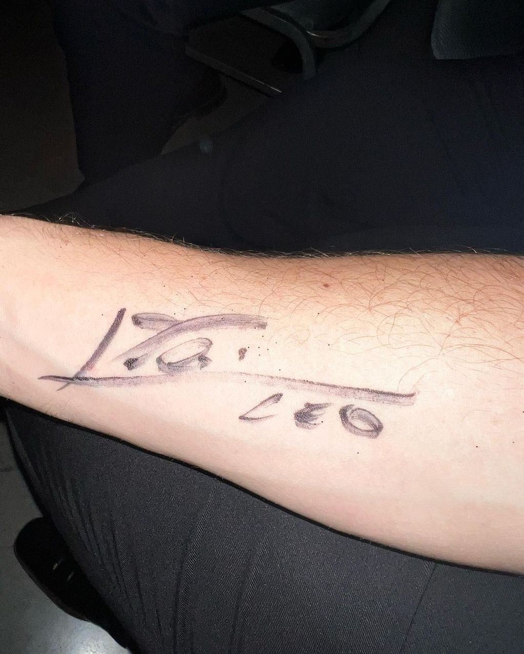 Leo puso su firma sobre la piel de un músico de Los Palmeras.