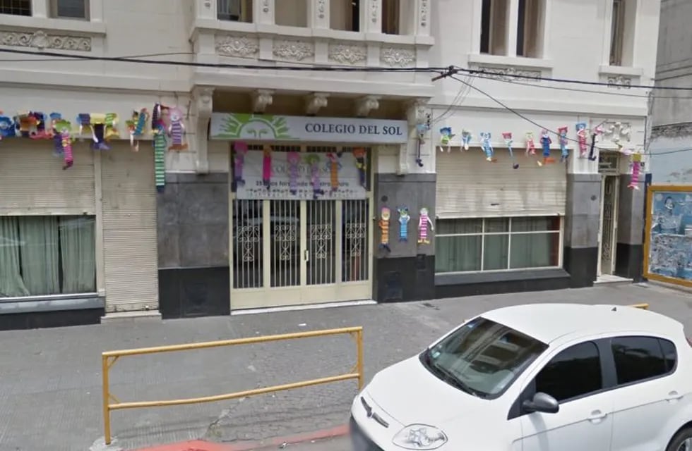 El docente denunciado se desempeñaba en el nivel inicial del Colegio del Sol, ubicado en Francia al 1000. (Google Street View)