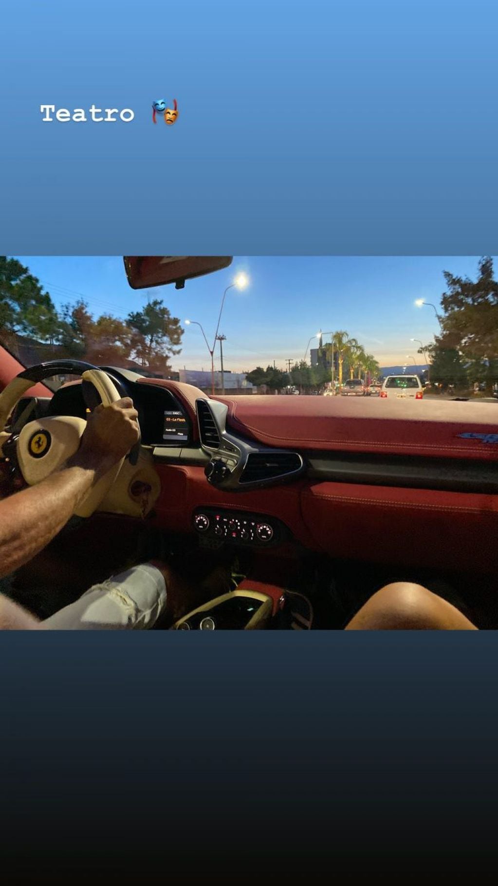 Ayelén Paleo compartió un video en sus Stories en el que se la puede ver esquivando autos sobre un Ferrari (Foto: Instagram/ @ayepaleo)