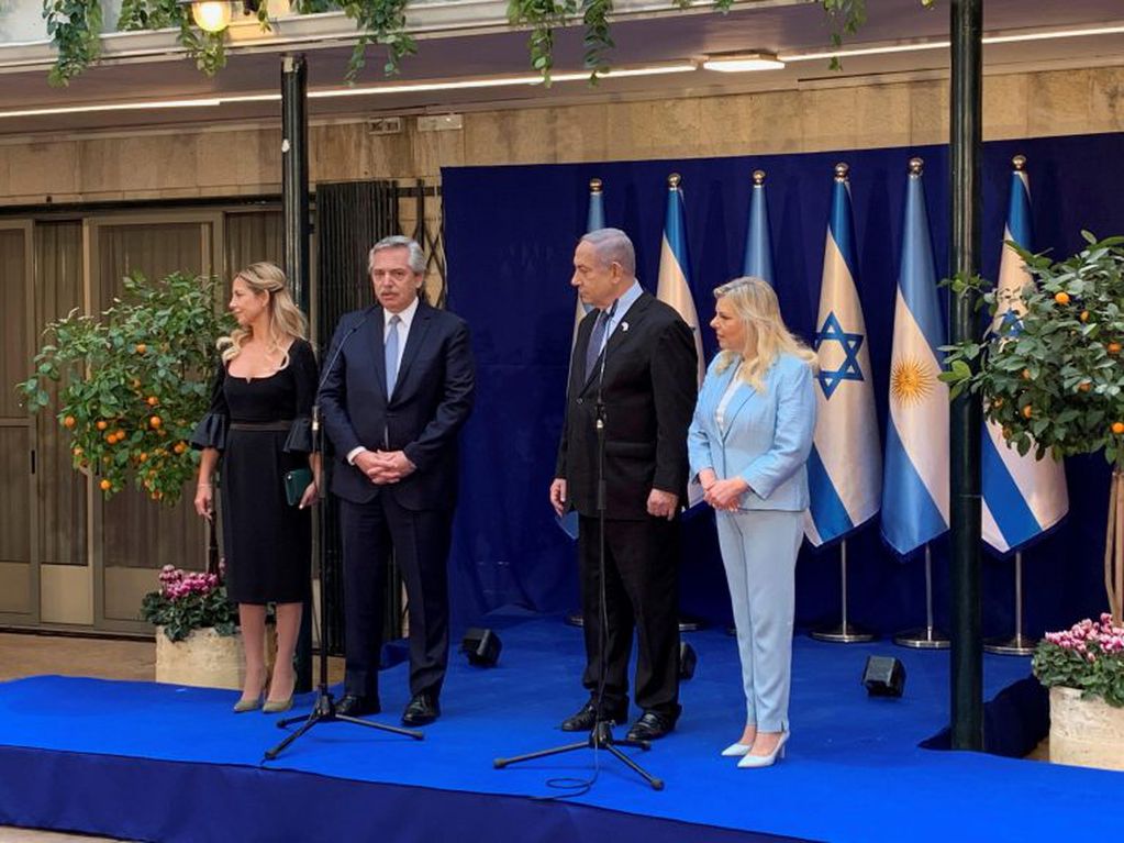El presidente argentino, Alberto Fernández  junto a su pareja, Fabiola Yáñez y el primer ministro israelí, Benjamín Netanyahu con su esposa, Sara Netanyahu (Foto: EFE/ Pablo Duer)
